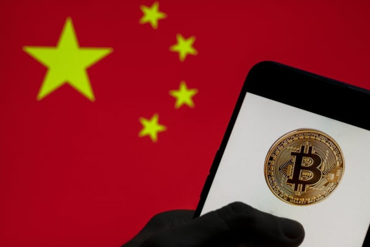Ilustrasi China dan Bitcoin.