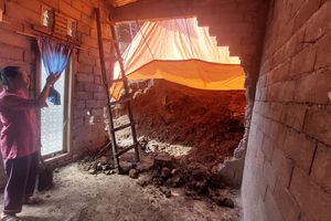 10 Menit Setelah Kirim Peringatan, Rumah Sumarsini Rusak Tertimpa Longsor