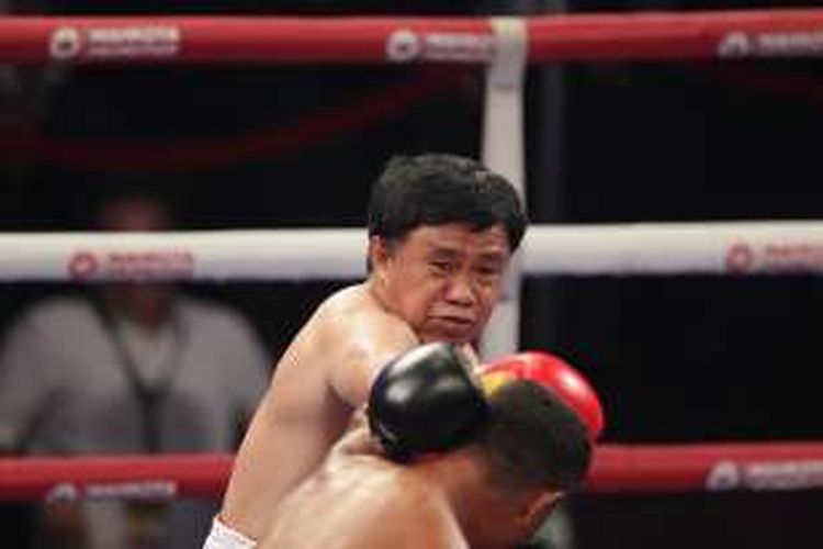 Petinju legendaris Indonesia, Ellyas Pical, melancarkan pukulan terhadap eks petinju nasional lainnya, Feras Taborat, pada laga ekshibisi di Balai Sarbini, Jakarta, Jumat (5/2/2016) malam.