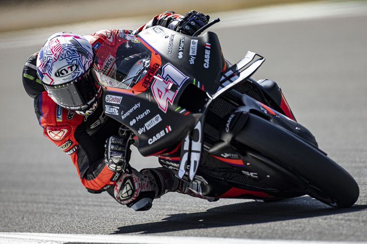 Aleix Espargaro saat balapan pada MotoGP Inggris 2022