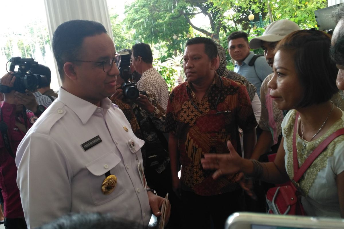 Gubernur DKI Jakarta Anies Baswedan menerima laporan dari Murni, pengurus Komunitas Senam Ria Monas, soal retribusi Monas di Balai Kota DKI Jakarta, Rabu (1/11/2017). 