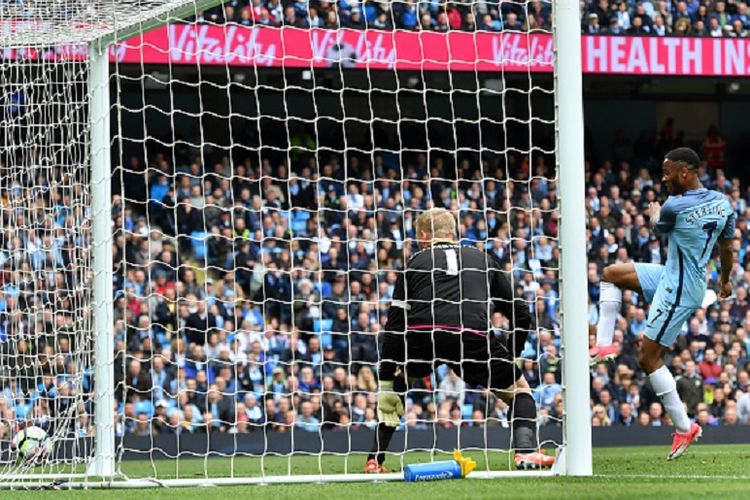 Raheem Sterling melihat bola tembakan David Silva masuk ke gawang Kasper Schmeichel pada pertandingan Premier League antara Manchester City dan Leicester City di Stadion Etihad, Sabtu (13/5/2017). 