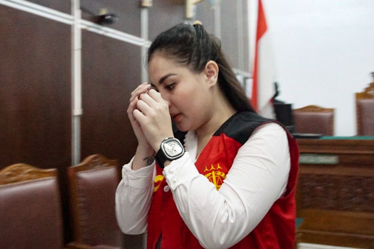 Artis peran Jennifer Dunn tampak menyeka air matanya di Pengadilan Negeri Jakarta Selatan, Kamis (7/6/2018).