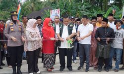 Sekdaprov Riau SF Hariyanto Resmikan Jembatan Limau Manis