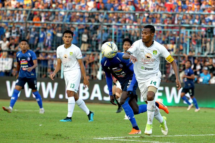 Pemain Persebaya SUrabaya, Ruben Sanadi mengejar bola dari pemain Arema FC saat Pekan 14 Liga 1 2019 yang berakhir dengan skor 4-0 di Stadion Kanjuruhan Kabupaten Malang, Jawa Timur, Kamis (15/08/2019) sore.