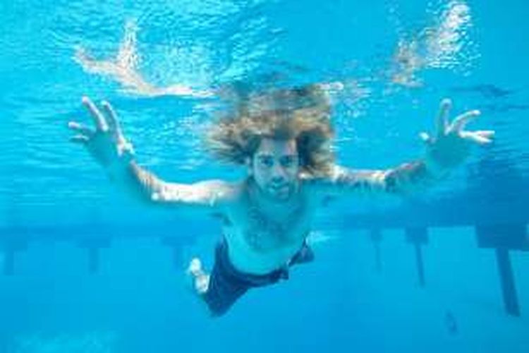 Spencer Elden kini sudah berusia 25 tahun. Dulu dia dikenal sebagai bayi yang menjadi model pada sampul album Nevermind milik grup band legendaris Nirvana.