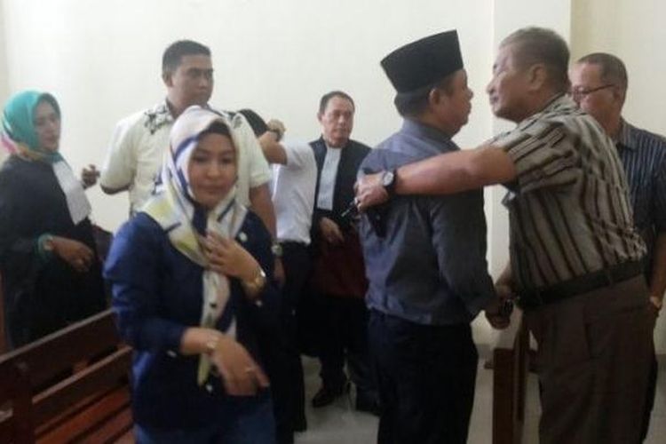 Sekretaris Daerah Kabupaten Tanggamus (nonaktif) Mukhlis Basri (tengah) dalam sidang kasus pemilikan obat psikotropika di Pengadilan Negeri 1 Tanjung Karang, Bandar Lampung, Selasa (21/2/2017).