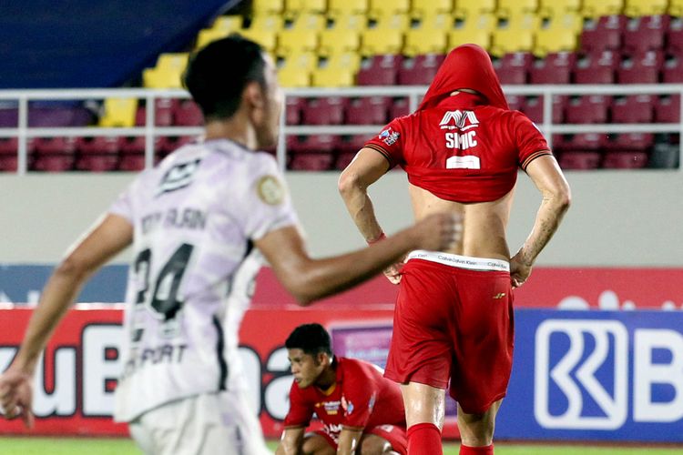 Pemain Persija Jakarta Marko Simic bersedih karena tendangan penaltinya dihalau penjaga gawang Bali United pada pertandingan pekan 13 Liga 1 2021-2022 yang berakhir dengan skor 0-1 di Stadion Manahan Solo, Kamis (25/11/2021) malam.