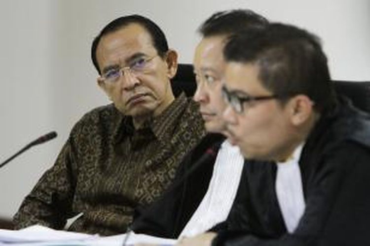 Terdakwa kasus dugaan korupsi penyelenggaraan haji Suryadharma Ali mendengarkan keterangan saksi saat menjalani sidang lanjutan di Pengadilan Tipikor, Jakarta Selatan, Senin (5/10/2015). Jaksa Penuntut Umum menghadirkan empat orang saksi dari Kementerian Agama dalam persidangan tersebut.