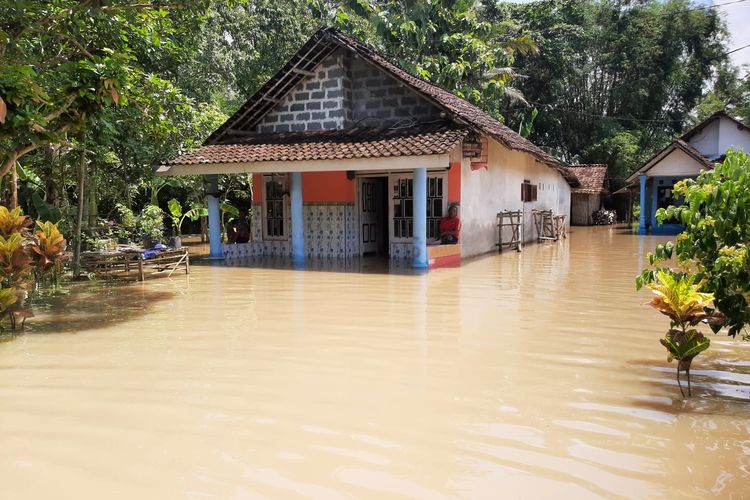Salah satu rumah yang terendam banjir di Desa Sidorejo, Kecamatan Rowokangkung, Kabupaten Lumajang, Jawa Timur, Rabu (16/3/2022)