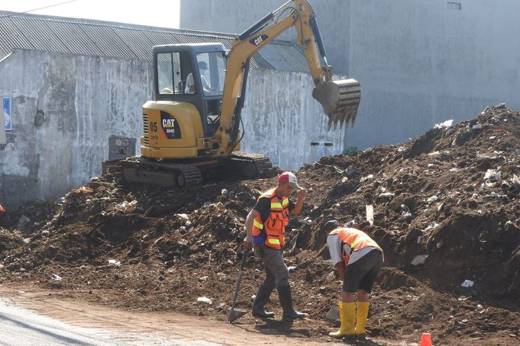 Dinas PUPRPKP Kota Malang mengeruk timbunan sampah liar di lahan kosong tak bertuan yang terletak di Jalan Puntodewo, Kota Malang pada tahun 2022 lalu. 