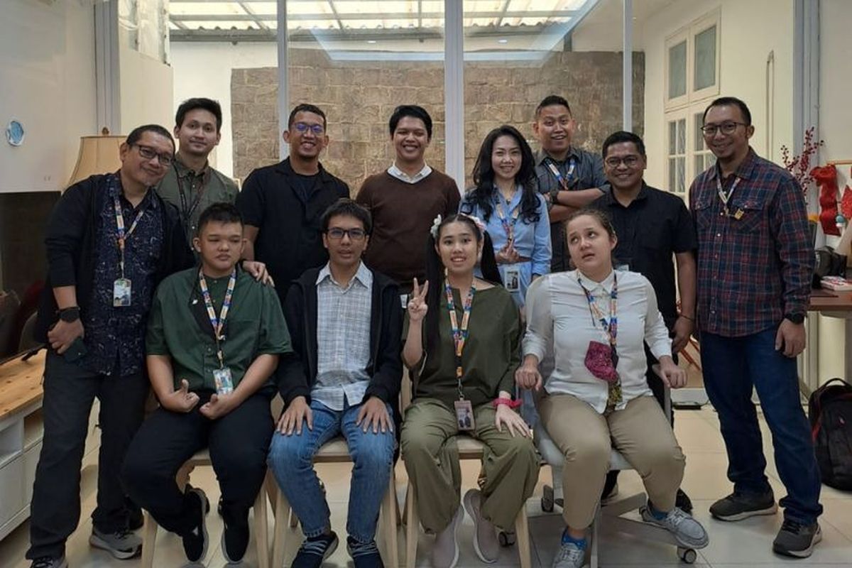 Di baris depan merupakan empat sekawan seniman neurodiversitas yang dibina serta bekerja di Yayasan Filoksenia. Mereka adalah Athalia Fikri Yanis, Ara Putra Fadillah, Claire Nicole Stephanie S, dan Calliandra Alexa Roshetko.