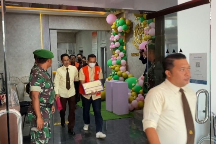 Tersangka dugaan korupsi pengadaan perangkat APMD di Tuban, AM dan EW, ditahan Kejaksaan Negeri Tuban dan dibawa ke Lapas Kelas II B Tuban, Senin (22/7/2024).