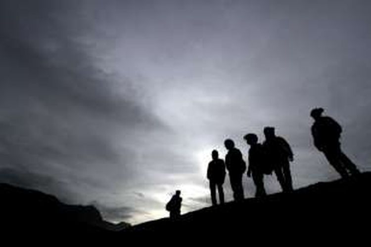 Siluet para pendaki di Gunung Bromo jelang matahari terbit.