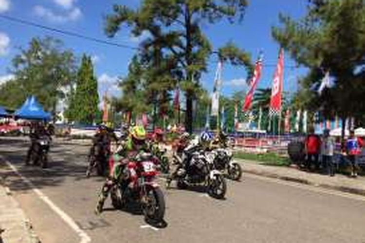 Peserta turnamen Honda Dream Cup beraksi dalam sesi kualifikasi turnamen tersebut di Lapangan Murjani, Banjarbaru, Kalimantan Selatan, Sabtu (21/5/2016).