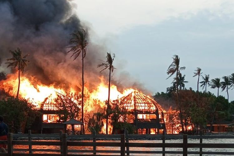 Resor Putri Duyung yang berada di kawasan Taman Impian Jaya Ancol, Jalan Lodan Timur, RW 010, Kelurahan Ancol, Kecamatan Pademangan, Jakarta Utara, terbakar pada Minggu (21/8/2022) sore.