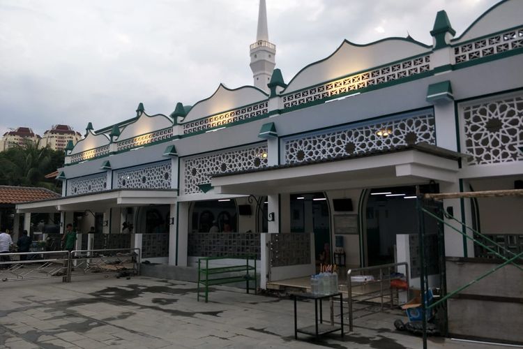 Revitalisasi Masjid Keramat Luar Batang, di Penjaringan, Jakarta Utara, Kamis (18/3/2021).