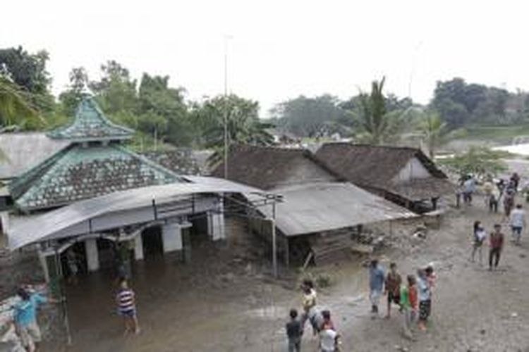 Rumah warga yang tertimbun lahar hujan di sekitar aliran Sungai Konto, Desa Darmawulan, Kediri, Jawa Timur, 19 Februari 2014. Lahar hujan erupsi Gunung Kelud yang membawa material vulkanik ini merusak ratusan hektare sawah dan merusak bangunan yang berdiri di sisi sungai.