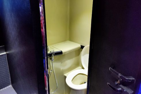 Kenapa Toilet Bus Posisinya di Tengah atau Belakang?