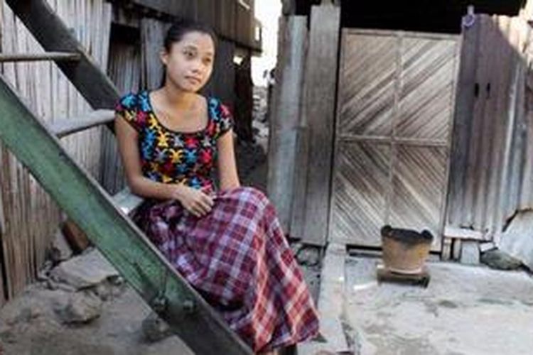 Seorang gadis mengenakan kain tenun khas Mandar, di Desa Bonde, Kecamatan Pamboang, Majene, Sulawesi Barat.