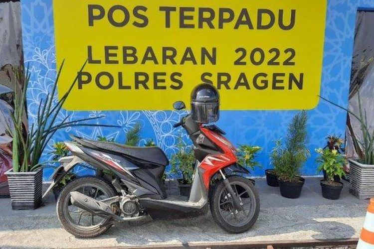 Sepeda motor yang dipakai RS menerobos jalan tol Sragen, Jumat (6/5/2022). 