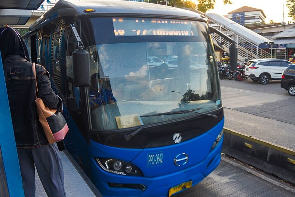 Ilustrasi bus Transjakarta yang dioperasikan oleh Perum PPD. 