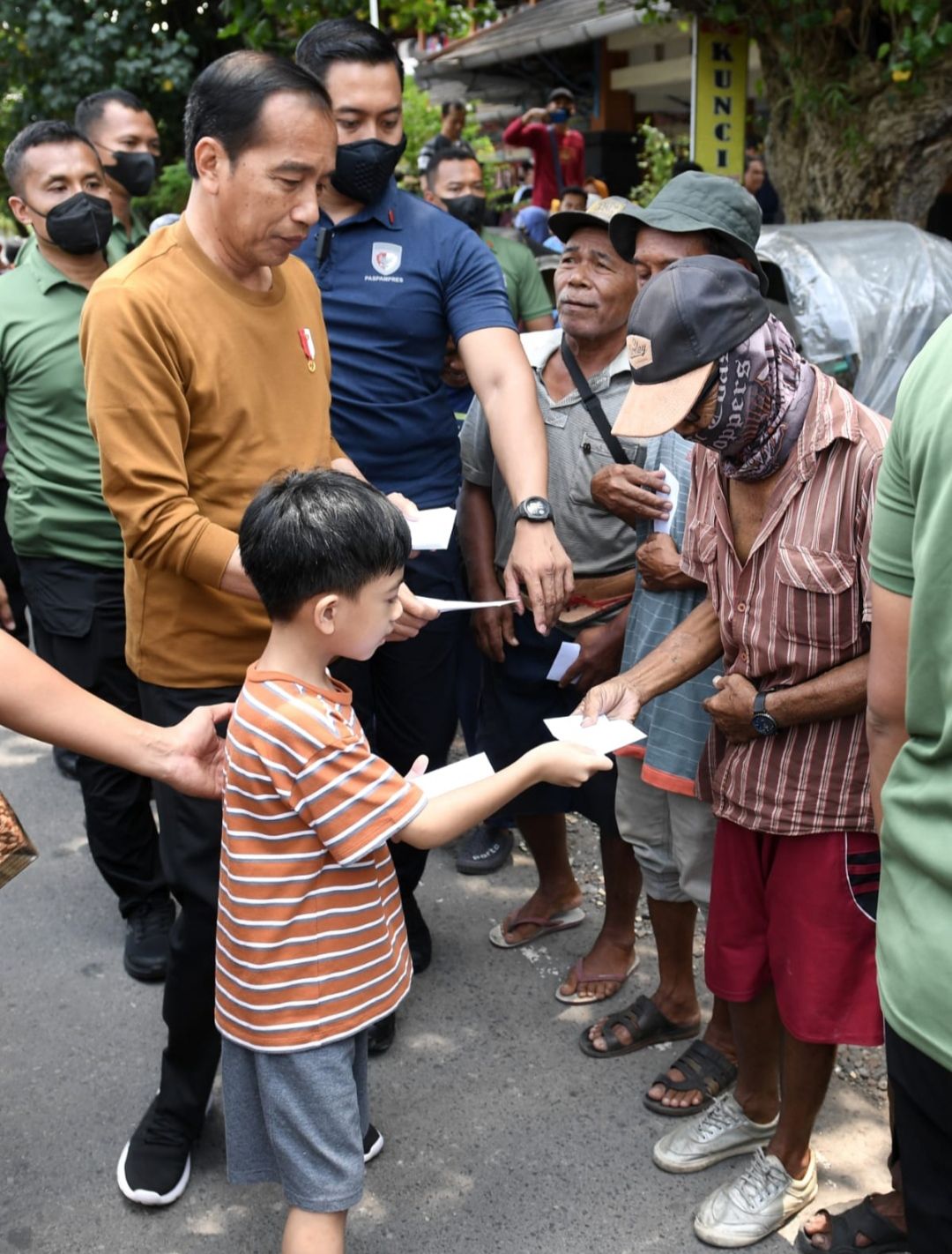 Ditemani Jan Ethes, Jokowi Bagi-bagi Bantuan Sembako dan Uang di 3 Pasar Kota Solo