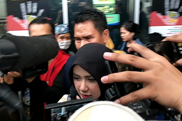 Rey Utami saat tiba di Pengadilan Negeri Jakarta Selatan, Senin (3/2/2020)