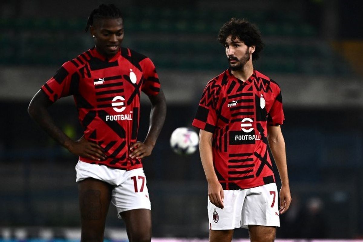Rafael Leao dan Yacine Adli kala melakukan pemanasan jelang laga Verona vs Milan . (Photo by Marco BERTORELLO / AFP)pada 16 Oktober 2022. Yacine Adli kembali mentas sebagai starter dalam laga pekan keenam Liga Italia 2023-2024 antara Cagliari vs Milan, 27 September 2023.