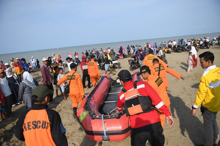 Anggota Basarnas bersiap melakukan proses evakuasi pesawat Lion Air JT 610 di Pantai Tanjung Pakis, Karawang, Jawa Barat, Senin (29/10/2018).