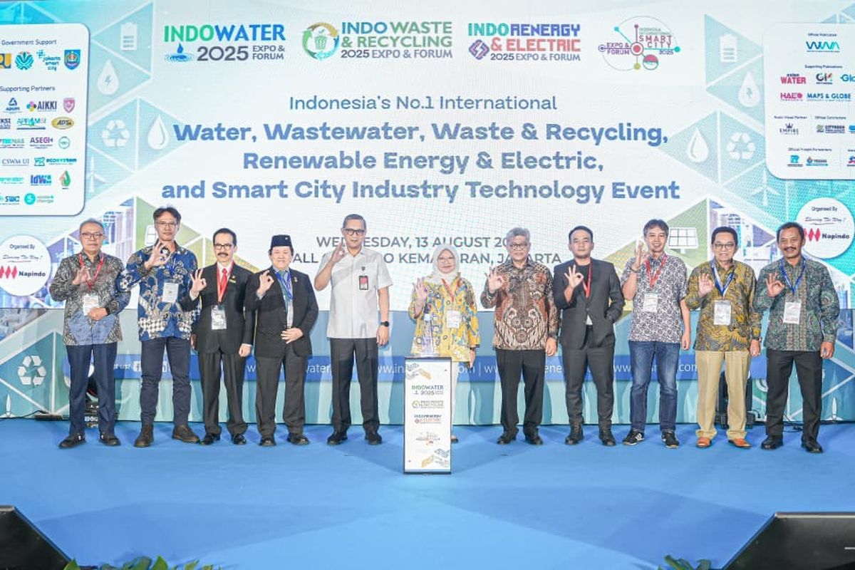 Sejumlah pejabat dan perwakilan industri berfoto bersama usai pembukaan Indo Waste & Recycling 2025 Expo & Forum yang menjadi bagian rangkaian Indo Water, Indo Renergy and Electricity, serta Indo International Smart City di JIExpo Kemayoran, Jakarta.