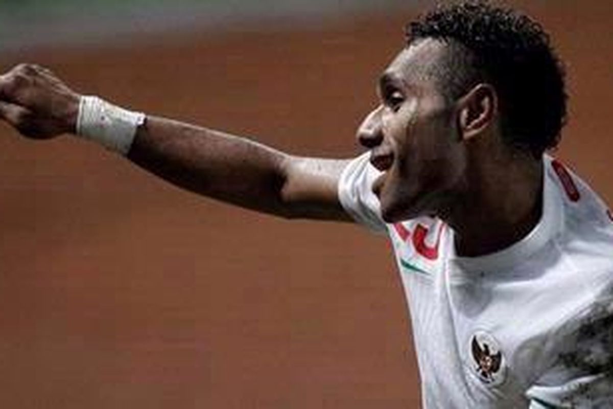 Pemain Indonesia, Titus Bonai berselebrasi usai mebobol gawang Vietnam pada pertandingan semifinal SEA Games XXVI di Stadion Utama Gelora Bung Karno, Jakarta, Sabtu (19/11/2011). Indonesia melaju ke final melawan Malaysia setelah menang dengan skor 2-0. 