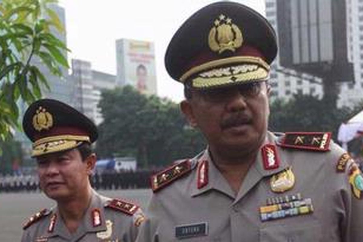 Kepala Polda Metro Jaya yang baru, Irjen Untung Suharsono Rajab (kanan) bersama pejabat yang digantikan, Irjen Sutarman, meninggalkan lapangan usai mengikuti upacara pisah sambut di Lapangan Parkir Polda Metro Jaya, Jakarta Selatan, Senin (11/7/2011). Selanjutnya, Irjen Sutarman dipercaya untuk menjabat Kepala Bareskrim Mabes polri.