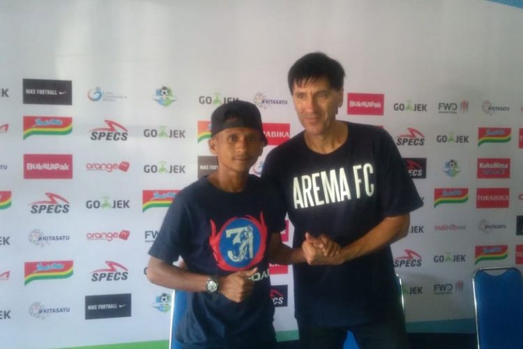 Pelatih Arema FC Milan Petrovic (kanan) usai konferensi pers di Kantor Arema FC, Jumat (23/11/2018)