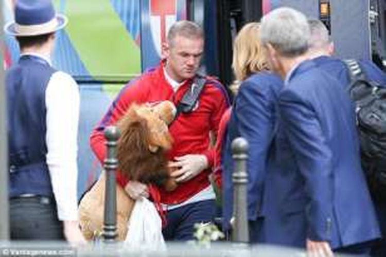 Kapten tim nasional Inggris, Wayne Rooney, bertugas menjaga Leo usai Inggris kalahkan Wales. 