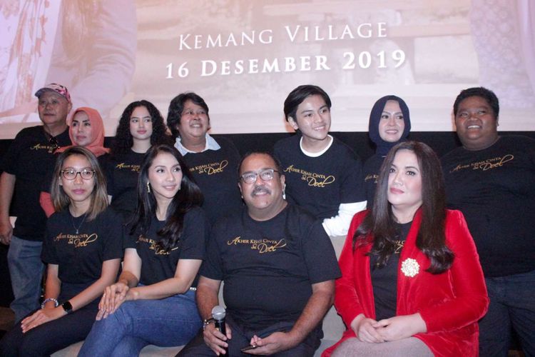 Para bintang film Akhir Kisah Cinta Si Doel menghadiri peluncuran poster dan trailer film tersebut di Kemang Village XXI, Jakarta Selatan, Senin (16/12/2019). Film Akhir Kisah Cinta Si Doel akan tayang di bioskop pada bulan Januari.