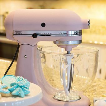 Ilustrasi stand mixer. 