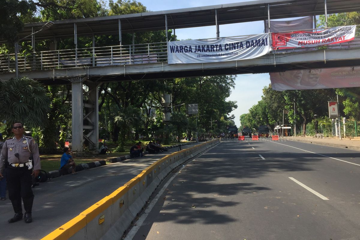 Jalan Merdeka Barat ditutup, Senin (21/10/2019).