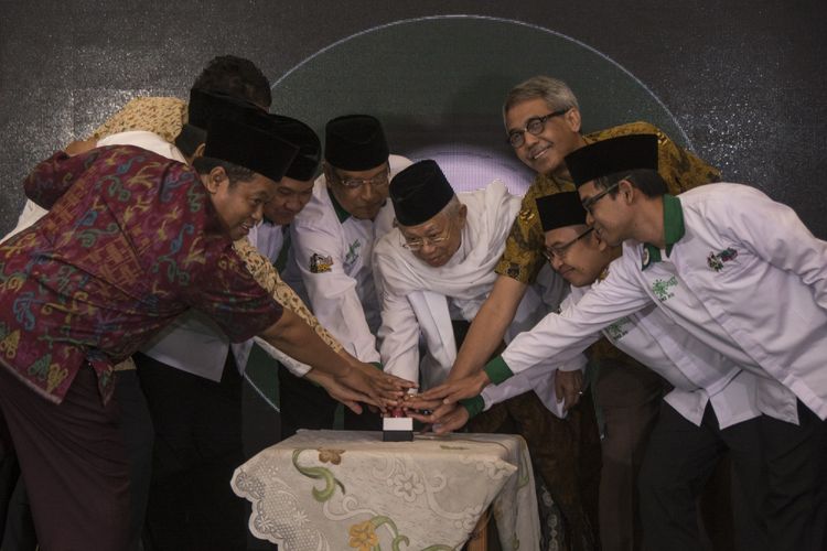 Ketua MUI yang juga Rais Aam PBNU Maruf Amin (keempat kanan) bersama Ketua PBNU Said Aqil Siroj (ketiga kiri), dan sejumlah tamu undangan menekan tombol bersama dalam Grand Launching Hari Santri (Hasan) 2017 di Gedung PBNU, Jakarta, Kamis (10/8/2017). Acara yang  mengangkat tema Santri Mandiri, NKRI Hebat itu merupakan rangkaian kegiatan dari peringatan Hari Santri yang jatuh pada 22 oktober. ANTARA FOTO/Aprillio Akbar/foc/17.