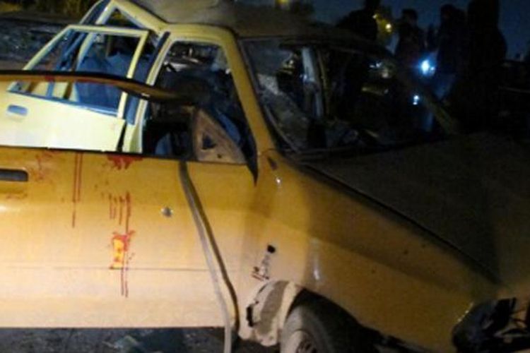 Mobil yang dipakai dalam serangan bom bunuh diri Rabu (15/2/2017) di utara Baghdad, terlihat hancur dengan noda darah di beberapa bagian. Serangan terjadi wilayah Habibiya, Distri Kota Sadr City.  