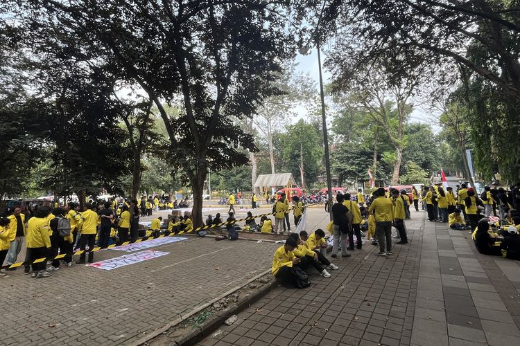 Massa BEM UI Batal Naik 24 Bus ke Bundaran HI, Sebut Sopir Tiba-tiba Batalkan Pesanan
