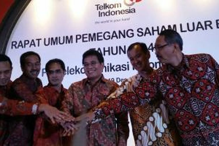 Alex Sinaga (tengah) terpilih menjadi Direktur Utama PT Telkom menggantikan Indra Utoyo dalam rapat Rapat Umum Pemegang Saham Luar Biasa (RUPS-LB) di Jakarta, Jumat (19/12/2014).