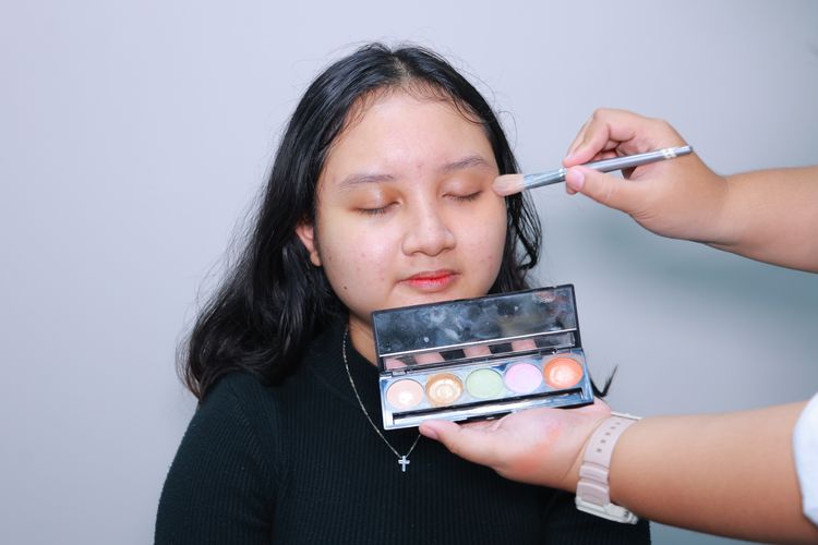 Tahapan memakai color corrector untuk menutupi noda di wajah dalam makeup untuk kulit berminyak