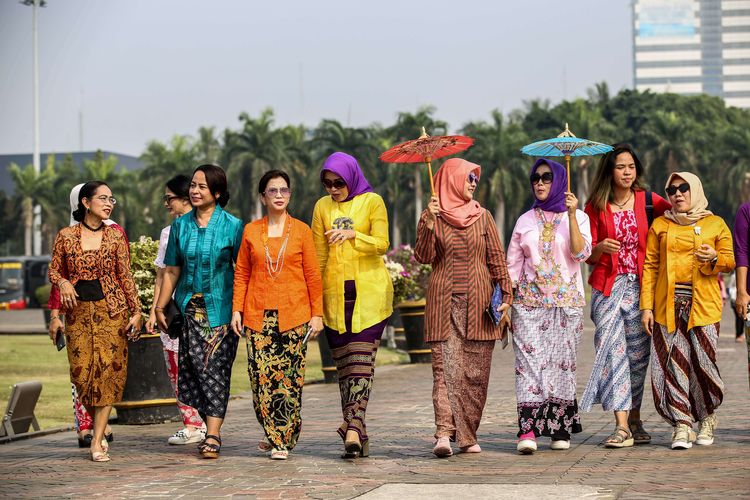 Sekelompok pegiat kebaya, menggelar kampanye gerakan #SelasaBerkebaya di sekitaran Tugu Monas, Jakarta Pusat, Selasa (2/7/2019). Kenapa Hari Kartini identik dengan kebaya? 