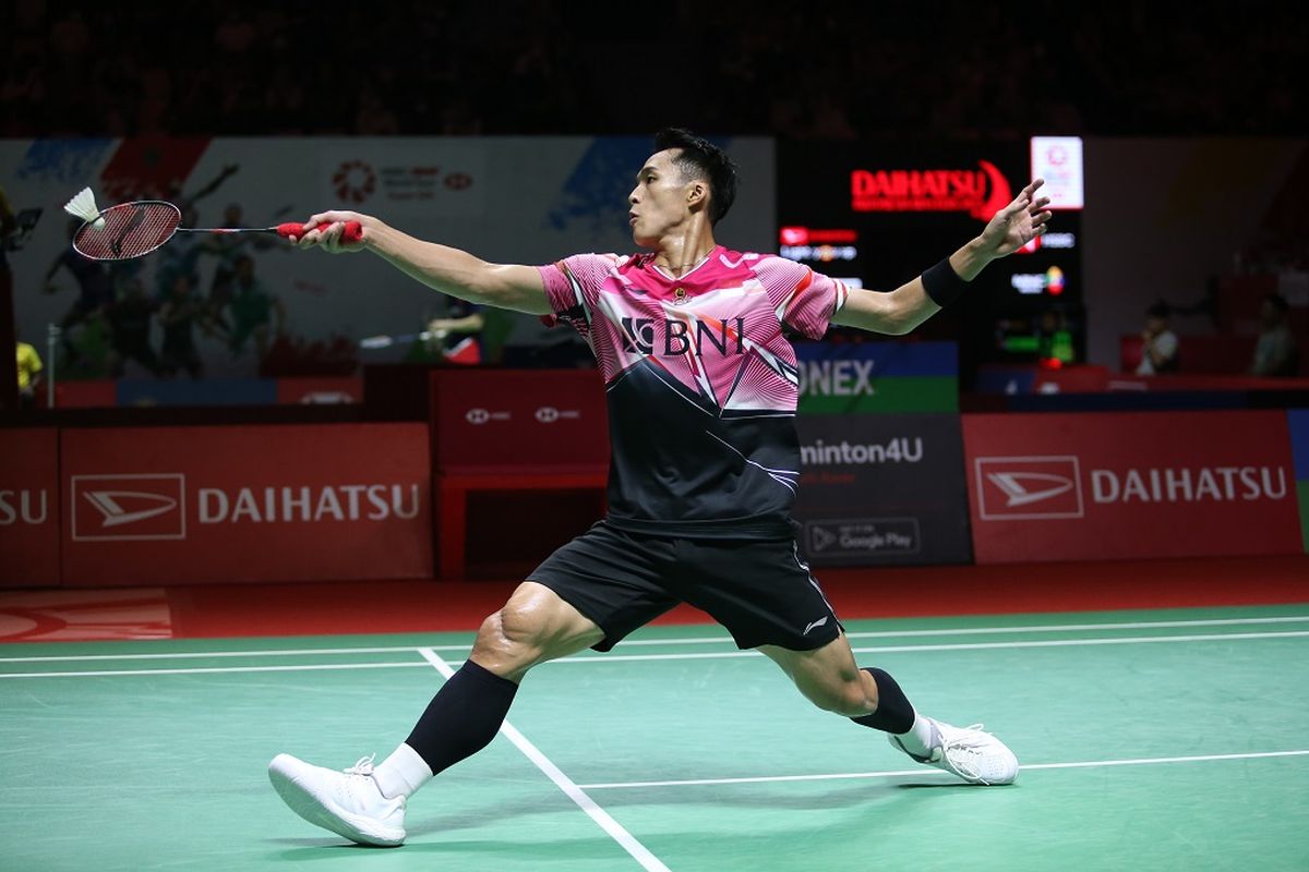 Tunggal putra Indonesia, Jonatan Christie berhasil mengalahkan tunggal putra India, Lakshya Sen melalui pertarungan tiga gim 15-21, 21-10 dan 21-13 pada babak perempat final Daihatsu Indonesia Masters 2023, Jumat (27/1), di Istora Senayan Jakarta. (Foto: Humas PP PBSI)