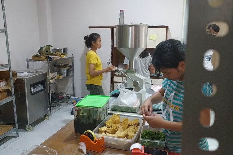 Saat anak-anak panti memproduksi tahu petis di Panti Asuhan Rumah Shalom Kota Semarang, Jateng. Sabtu (9/8/2022)