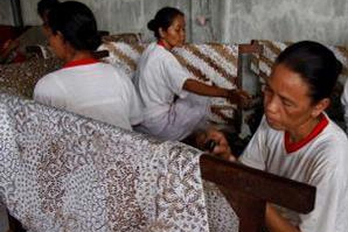 Pembuatan batik tulis Lasem di salah satu rumah pembuatan batik di Lasem, Jawa Tengah, Kamis (21/8). Batik Lasem terkenal dengan corak batik pesisiran yang kental dengan pengaruh China seperti motif burung hong. 