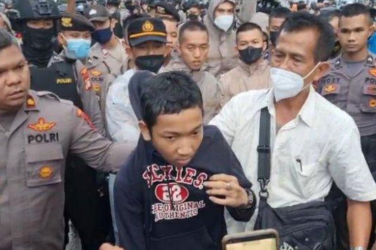 Kapolsek Metro Gambir, Kompol Rango Siregar (kiri) mengamankan satu pengunjuk rasa usai kericuhan saat unjuk rasa mahasiswa di kawasan Patung Kuda, Gambir, Jakarta Pusat, Jumat (20/5/2022). 