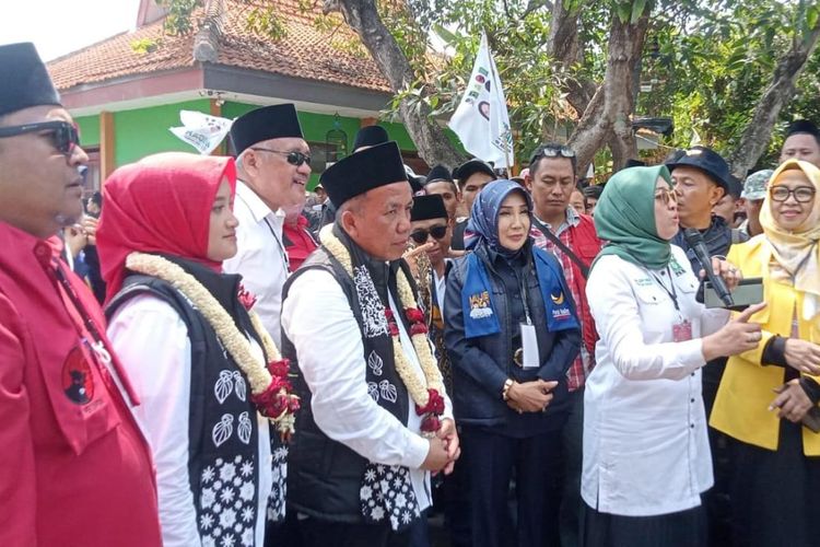 Pasangan Mudah Abdul Mujib Imron - Wardah Nafisah berangkat mendaftar sebagai bakal pas agan calon Bupati - Wakil Bupati ke Kantor KPU Kabupaten Pasuruan di hari terakhir jadwal pendaftaran calon Bupati Wakil Bupati, Kamis (29/8 /2024).