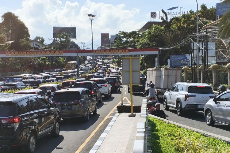 Libur Panjang, Jalur Puncak Bogor Padat, Polisi Berlakukan One Way Bergantian